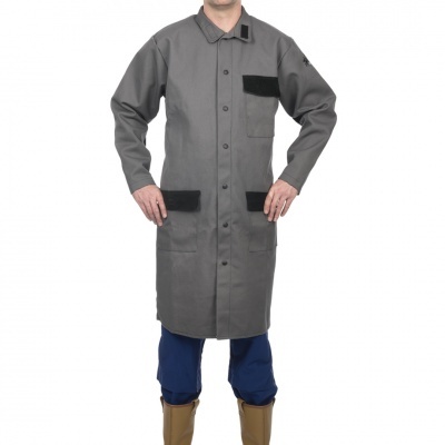 Casaco de trabalho comprido cinzento com detalhes pretos e botões frontais