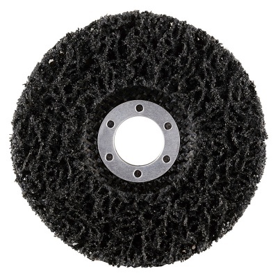 Disco abrasivo preto com círculo metálico no centro e textura porosa