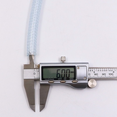 Paquímetro digital a medir tubo transparente reforçado