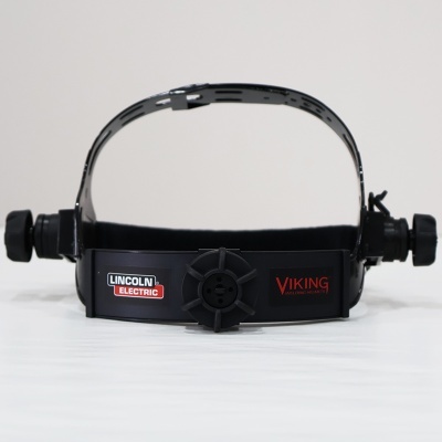 Arco de cabeça preto com etiquetas Lincoln Electric e Viking