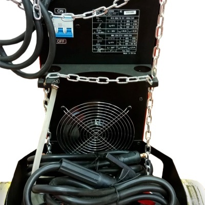 Unidade eletrónica preta com cabos e etiquetas técnicas e ventilador