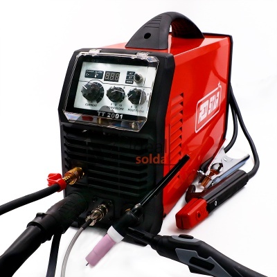 Máquina de soldar vermelha e preta com botões e cabos conectados