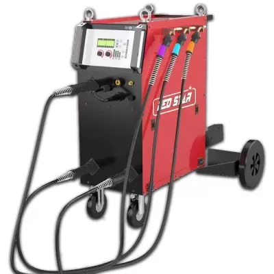 Máquina de soldadura MIG/MAG vermelha e preta com cabos coloridos e ecrã digital