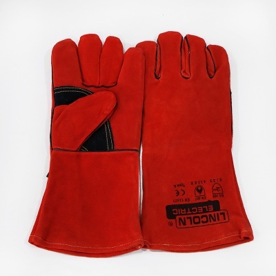 par de luvas de trabalho vermelhas de couro com reforço preto