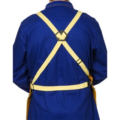 Homem de costas com avental azul e alças amarelas cruzadas