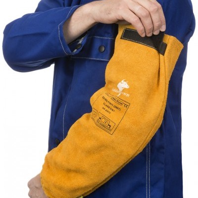 Proteção de braço amarelo em couro com texto preto, usada por pessoa com casaco azul