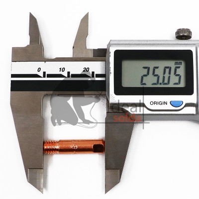 Paquímetro digital a medir parafuso de cobre