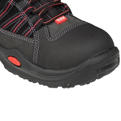 Ténis desportivo preto e cinzento com detalhes vermelhos e sola grossa.