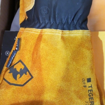 Luvas de trabalho em couro amarelo e preto com texto TEGERA CUT F 7787