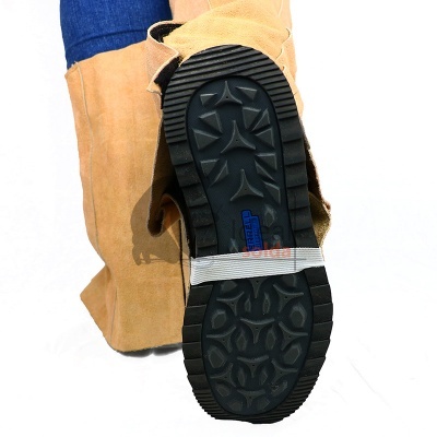 Bota camurça castanha sola preta texturizada vista de baixo