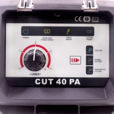 Painel de controlo de máquina de corte com mostrador e etiquetas