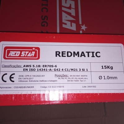 Caixa vermelha de produto Red Star com etiqueta informativa em branco e vermelho