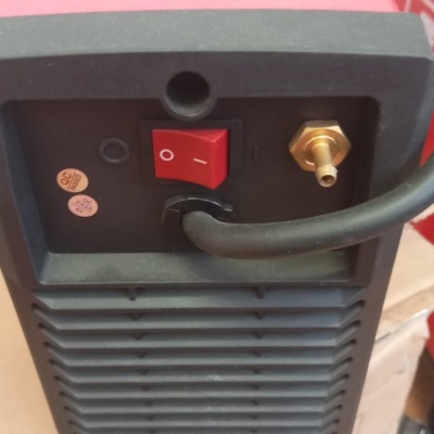 Painel traseiro de máquina vermelha com botão vermelho e cabo preto