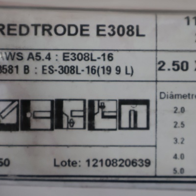 Etiqueta de produto vermelho com texto técnico e tabela de especificações