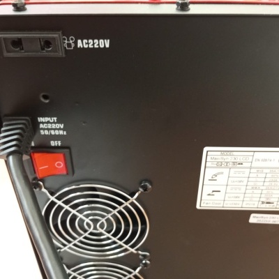 Parte traseira de aparelho eletrónico preto com ventoinhas e etiquetas