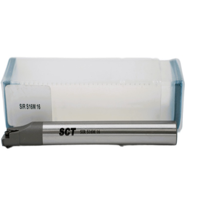 Ferramenta de corte metálica ao lado de caixa plástica com rótulo