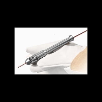 Dispositivo metálico cilíndrico com agulha fina segurado por mão com luva branca