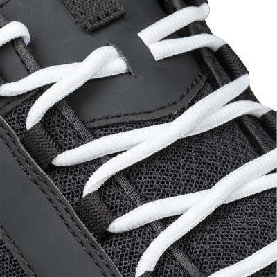 Ténis preto com atacadores brancos e detalhes em malha e couro sintético