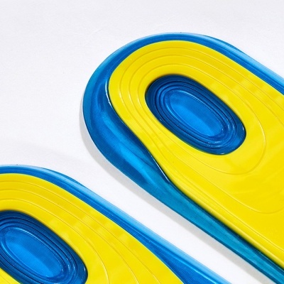 Colchão insuflável azul e amarelo com textura ondulada