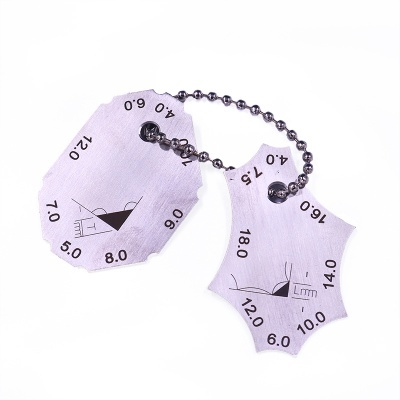 Medidores metálicos prateados com corrente, números e gráficos para medir ângulos.