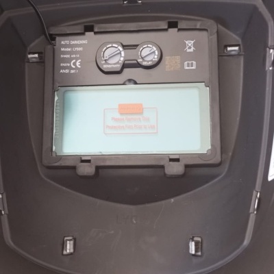 Máscara de soldadura preta com visor retangular e reguladores de sensibilidade e atraso