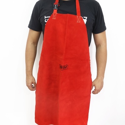 Avental vermelho robusto com logotipo preto, usado por pessoa com camiseta preta