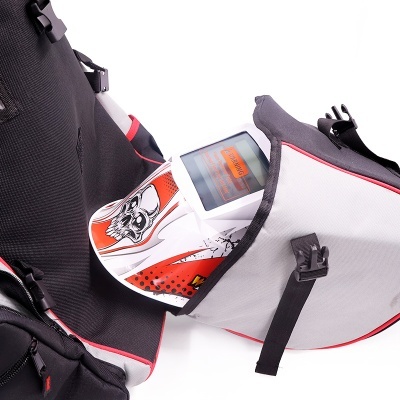 Mochila aberta com capacete e caixa dentro