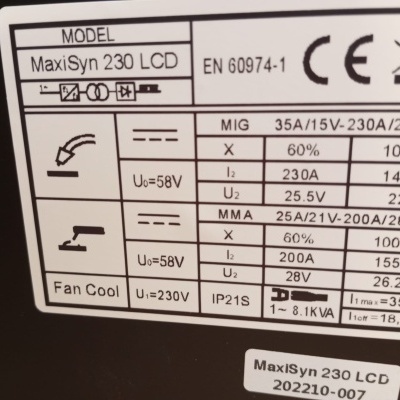 Etiqueta técnica do equipamento MaxiSyn 230 LCD com informações de voltagem, amperagem e modelo.
