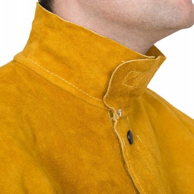 Casaco amarelo de camurça com gola alta e botão