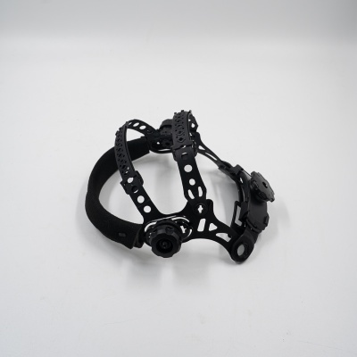 Estrutura ajustável para capacete em plástico preto com tiras perfuradas e almofada