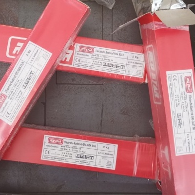 Caixas vermelhas de eletrodos revestidos da marca EWT sobre superfície escura