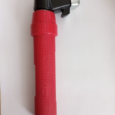 Isqueiro com pega vermelha e parte superior preta e metálica