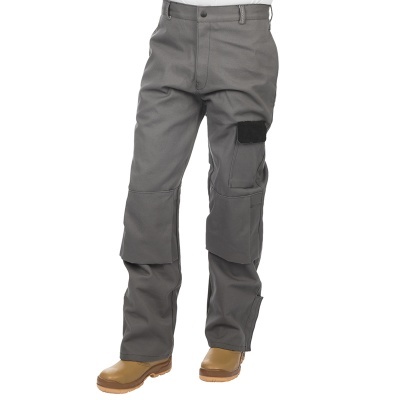 Calças cinza de trabalho com bolsos e botas camel