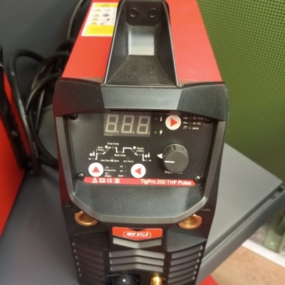 Máquina de soldar TigPro 200 THF Pulse com painel digital e botões.