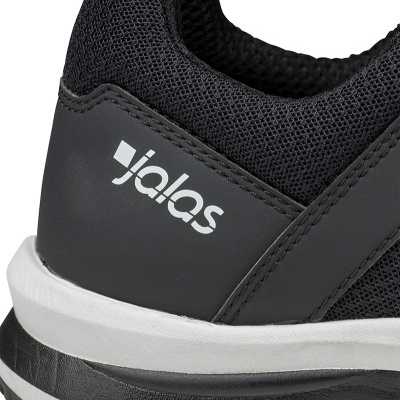 Parte traseira de tênis preto com logótipo yalas branco