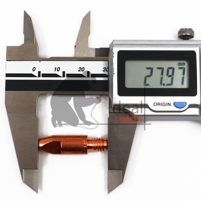 Paquímetro digital a medir bocal de cobre com rosca