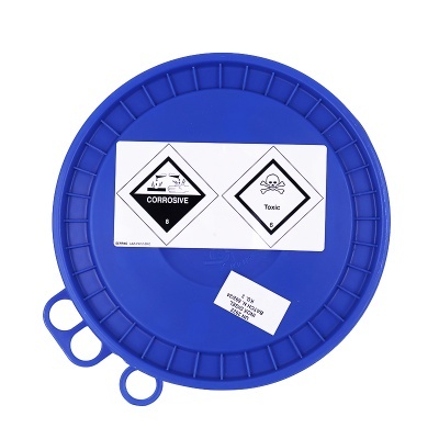 Tampa azul redonda com etiquetas de perigo químico