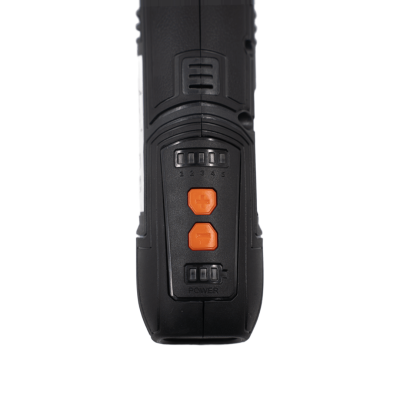 Ferramenta elétrica preta com botões laranja e indicadores numerados.