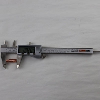 Paquímetro digital metálico com visor LCD e peça laranja entre as garras de medição