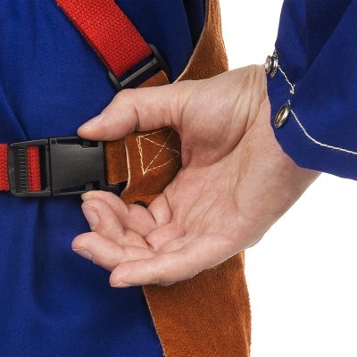 Pessoa com avental castanho e alças vermelhas e camisa azul ajustando fecho