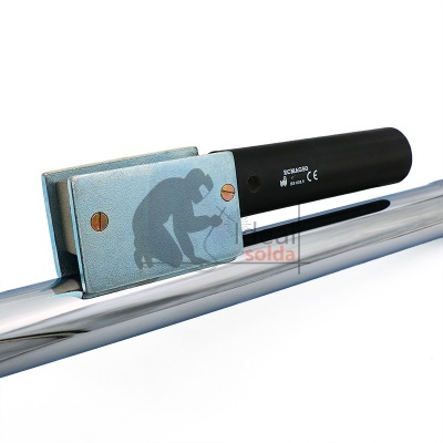 Suporte metálico cromado com imagem de macaco e cabo preto com inscrições técnicas