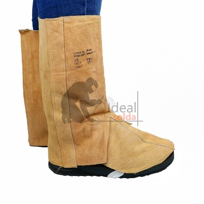 Botas de proteção em pele castanha clara com sola preta e texto de segurança