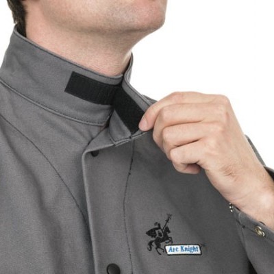 Casaco cinzento com bordado Arc Knight e gola com velcro