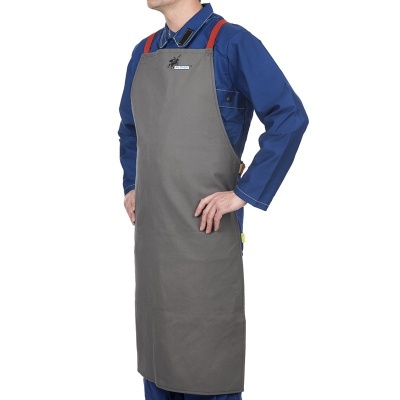 Avental cinza com alças vermelhas e logótipo, usado sobre roupa azul