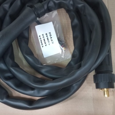 Cabo preto enrolado com conector dentro de caixa castanha