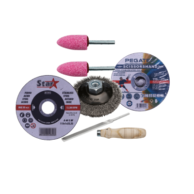 Discos abrasivos, escova de aço, lima com cabo de madeira e ponteiros abrasivos rosa sobre fundo branco