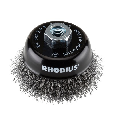 Escova circular de aço com fios de metal ondulados e base preta com inscrição RHODIUS