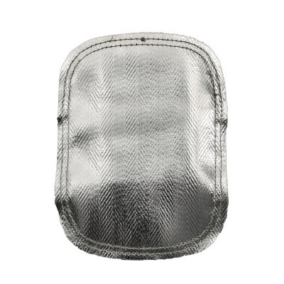 Bolsa prateada com textura espinha de peixe e costuras visíveis