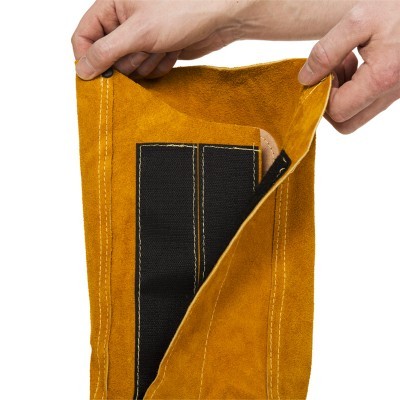 Proteção castanho-alaranjada em camurça com interior preto e costuras brancas