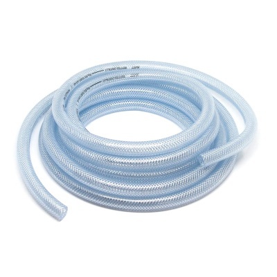 Mangueira transparente com nervuras brancas enrolada em espiral